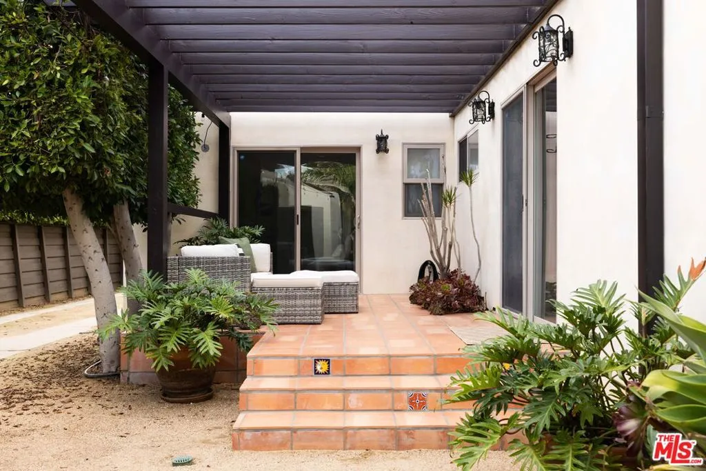 542 N Curson Avenue, Los Angeles, California 90036 home-pic-36